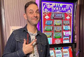 Người chơi tận hưởng giao diện bóng đá và casino tại topvip trên điện thoại